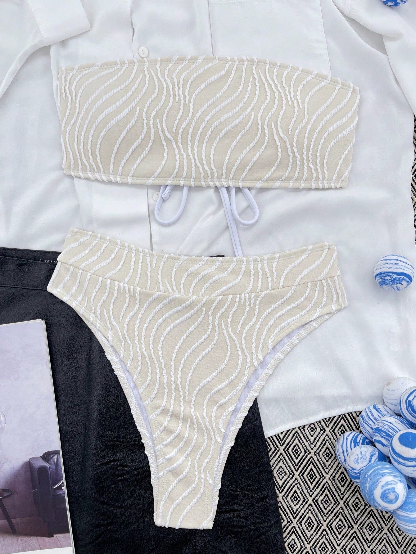 High-Waisted Textured Strapless Bikini With Wavy Trim