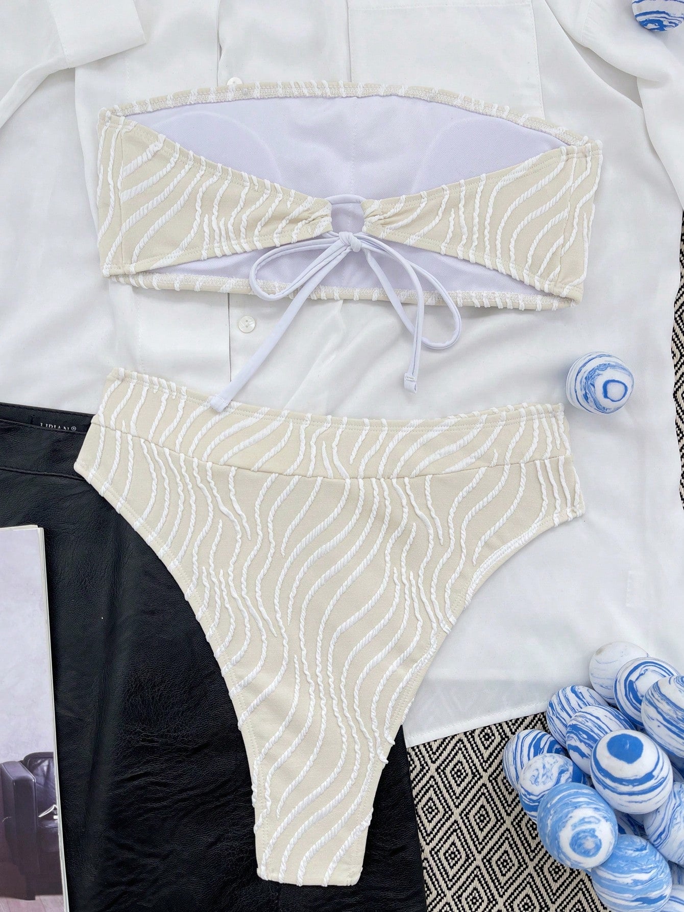 High-Waisted Textured Strapless Bikini With Wavy Trim